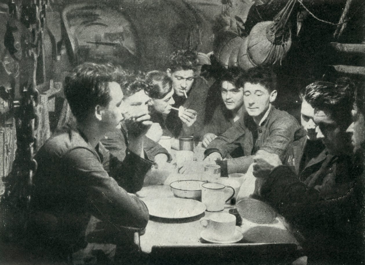 Tripulação de um submarino britânico no refeitório, Segunda Guerra Mundial, 1945. de Unbekannt