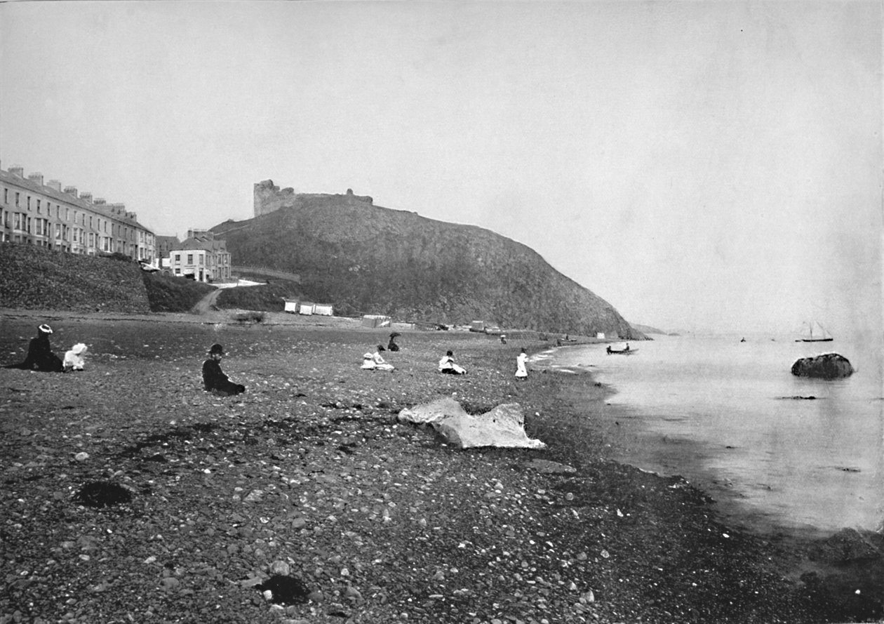 Criccieth - Vista da praia e do castelo, 1895 de Unbekannt