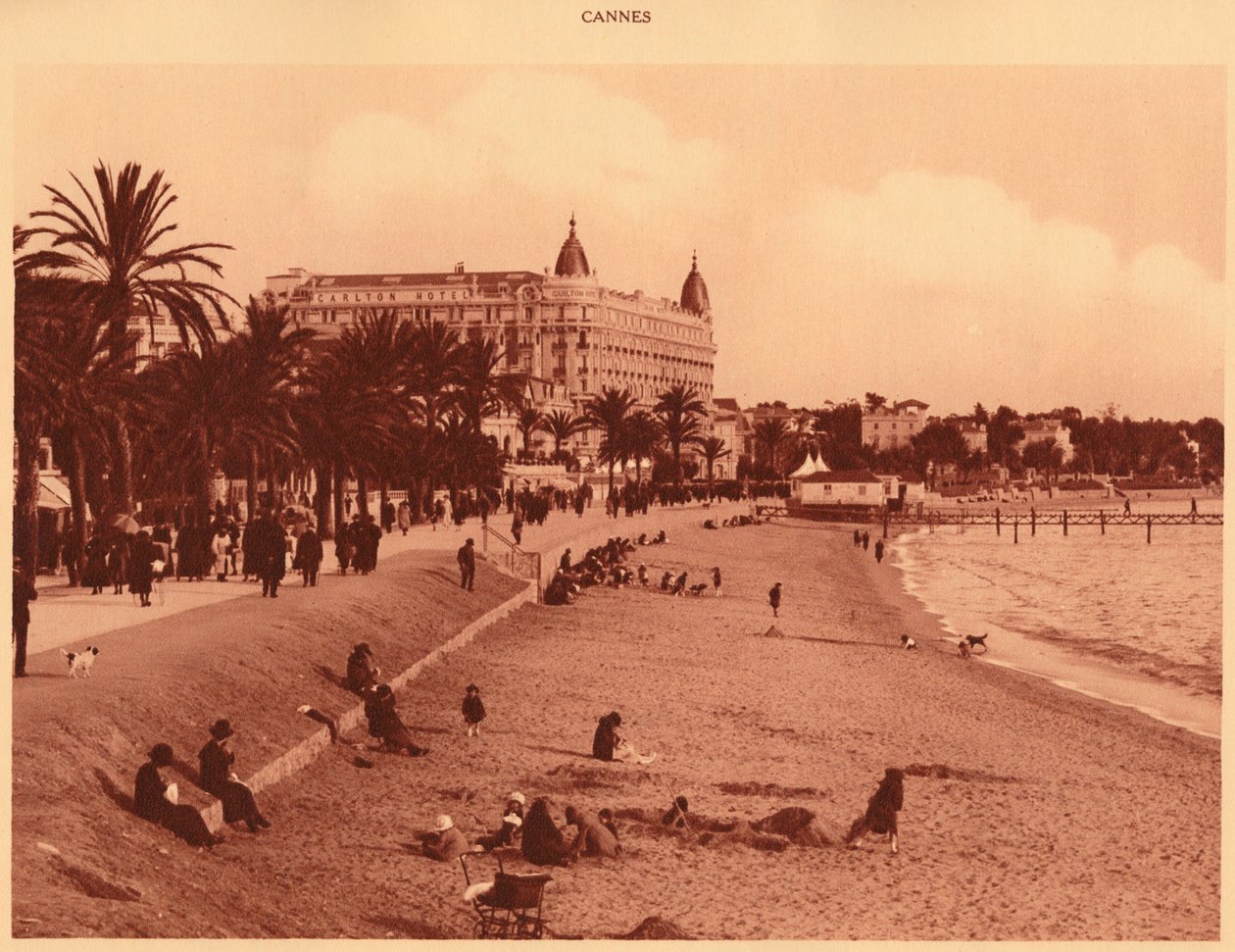 Croisette Promenade - Praia e Casino, Cannes, 1930. de Unbekannt