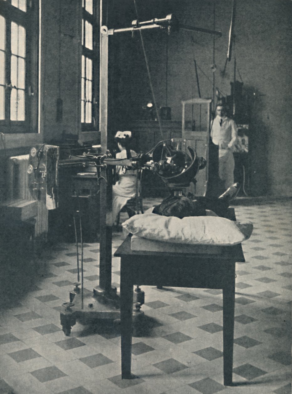 Crookes, Rontgen e Finsen - Usando o maravilhoso aparelho de raios X, c1925 de Unbekannt
