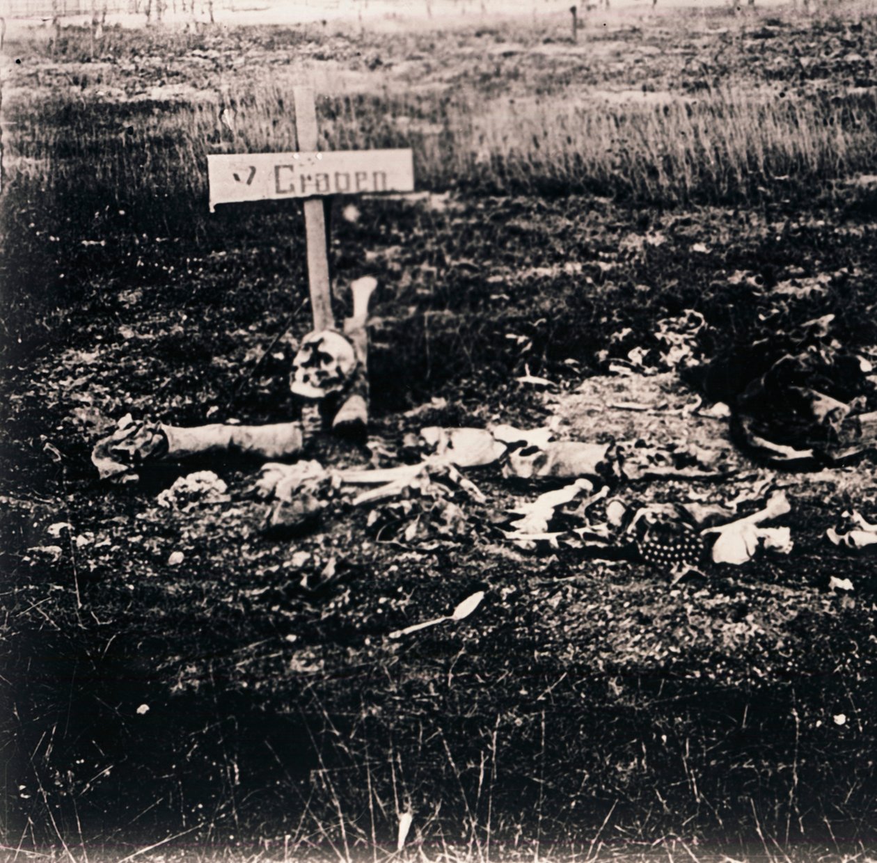 Cruz e restos humanos, c1914-c1918 de Unbekannt