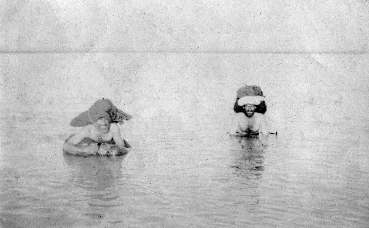 Atravessando o rio Tigre em peles de cabras infladas, 1918 de Unbekannt