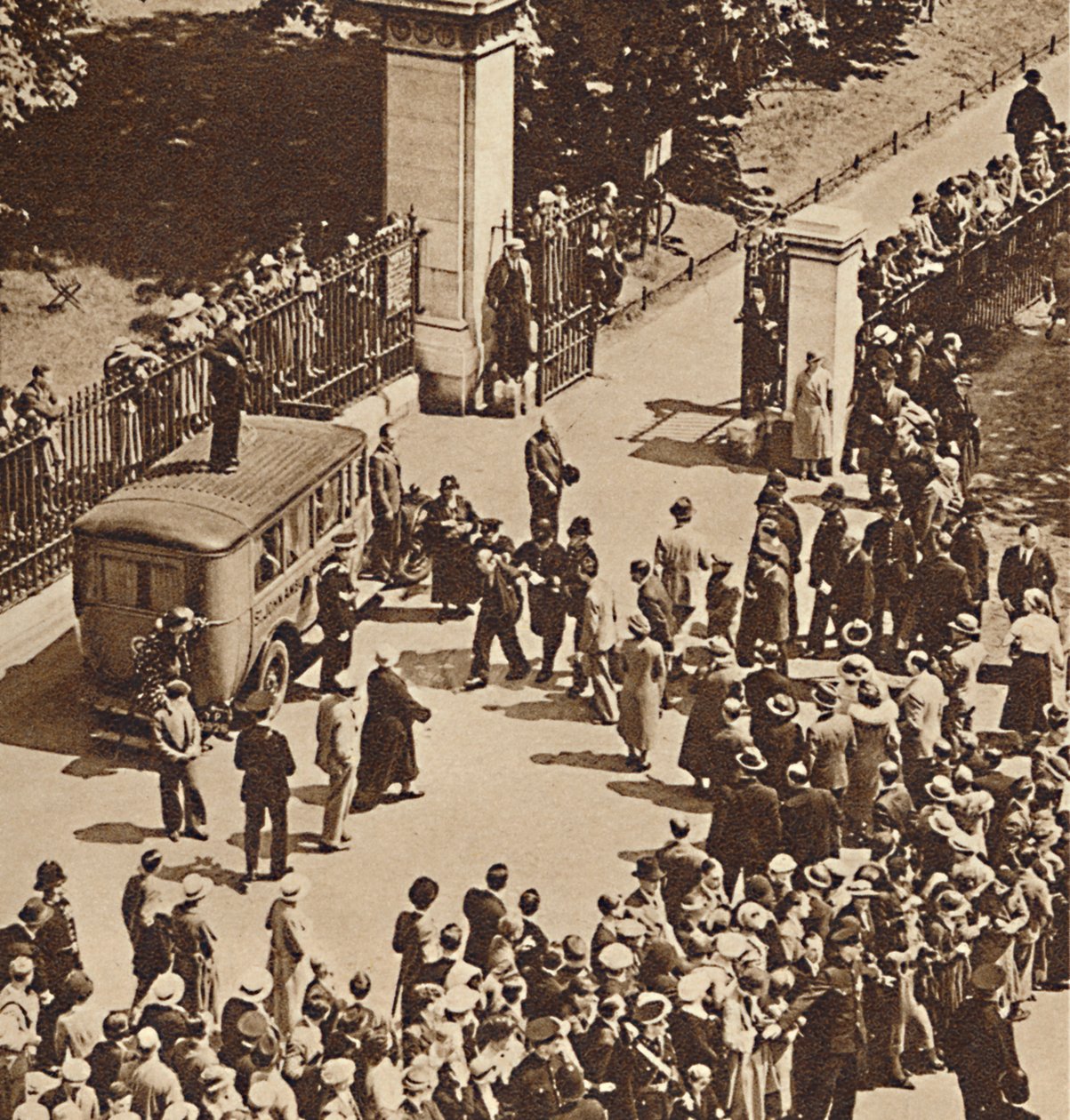 Multidão observa o homem preso sendo levado para a van da polícia, 1937 de Unbekannt