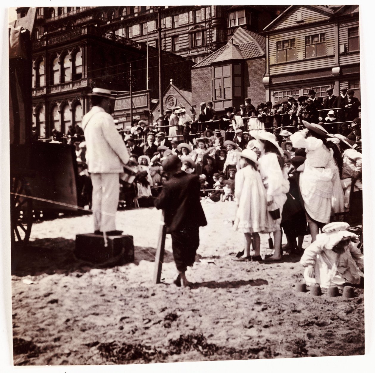 Multidão a ver um animador de praia, c 1905 de Unbekannt