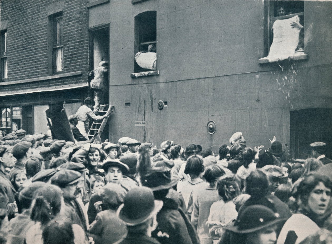 Multidão assistindo o saque de uma casa alemã em Poplar, c1914 de Unbekannt