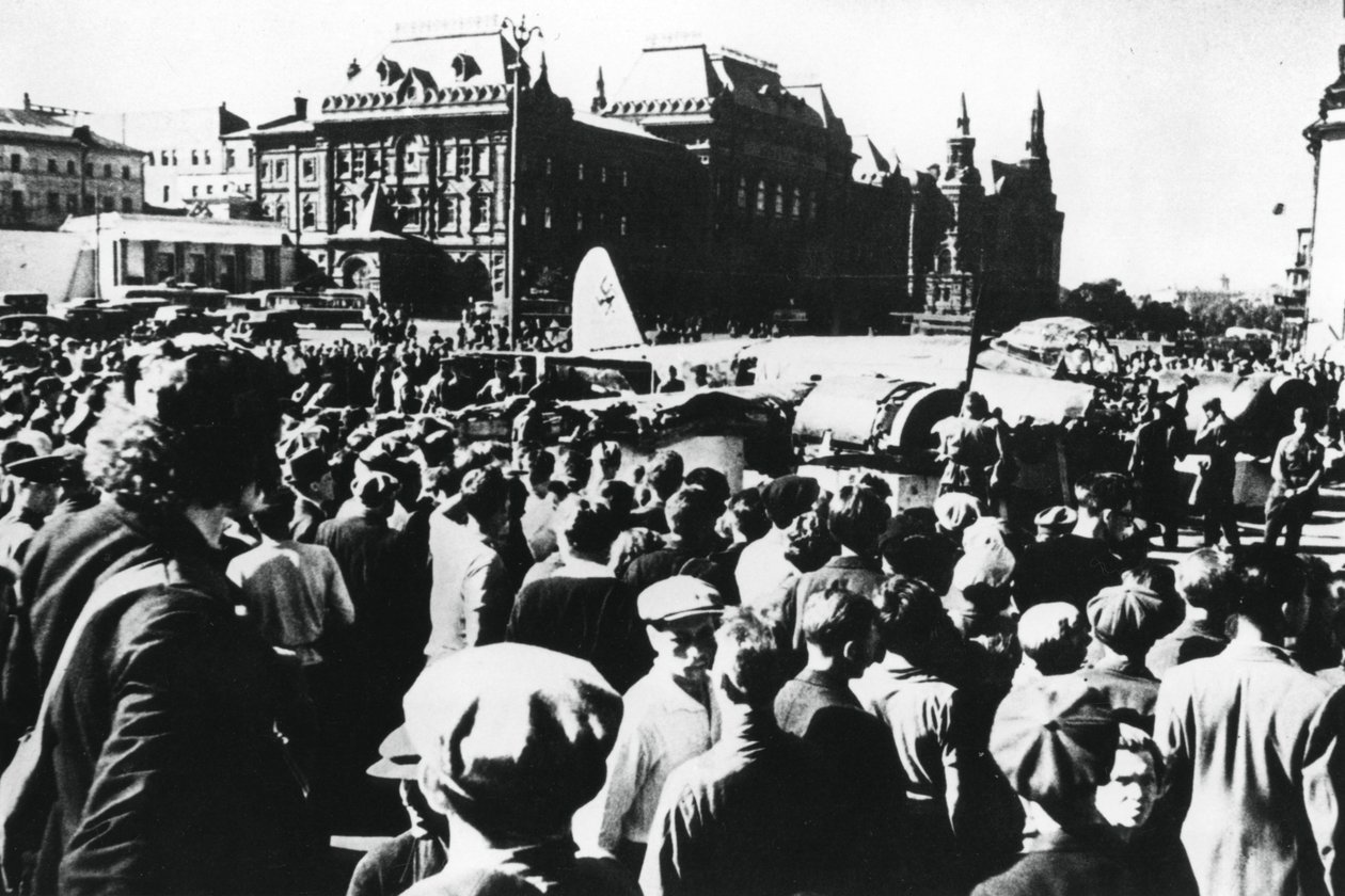 Multidões em torno de um bombardeiro alemão derrubado em exposição na Praça Sverdlov, Moscou, 1941 de Unbekannt