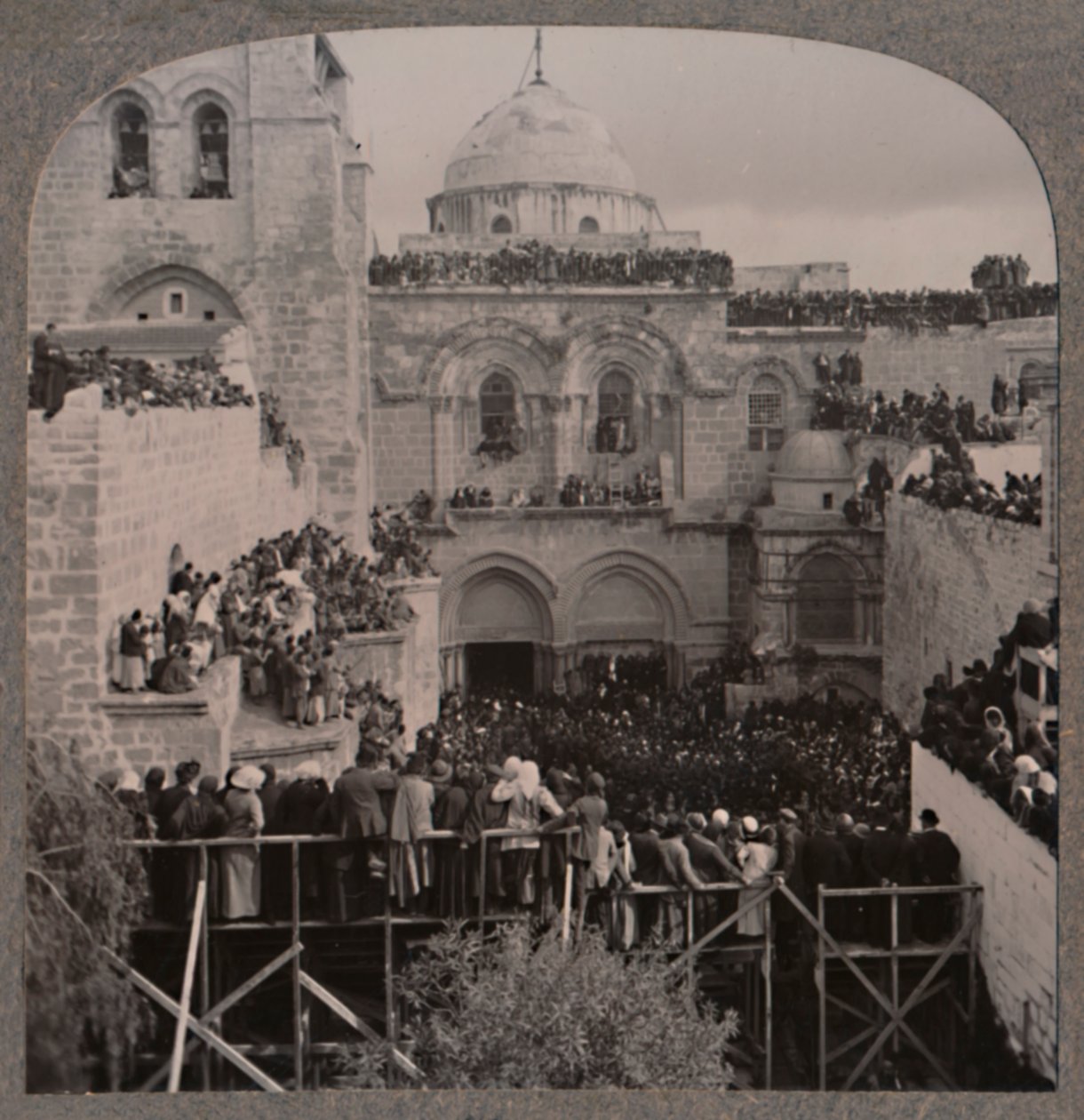 Multidões que preenchem todos os nichos da Igreja da Santa Sepultura, c1900 de Unbekannt