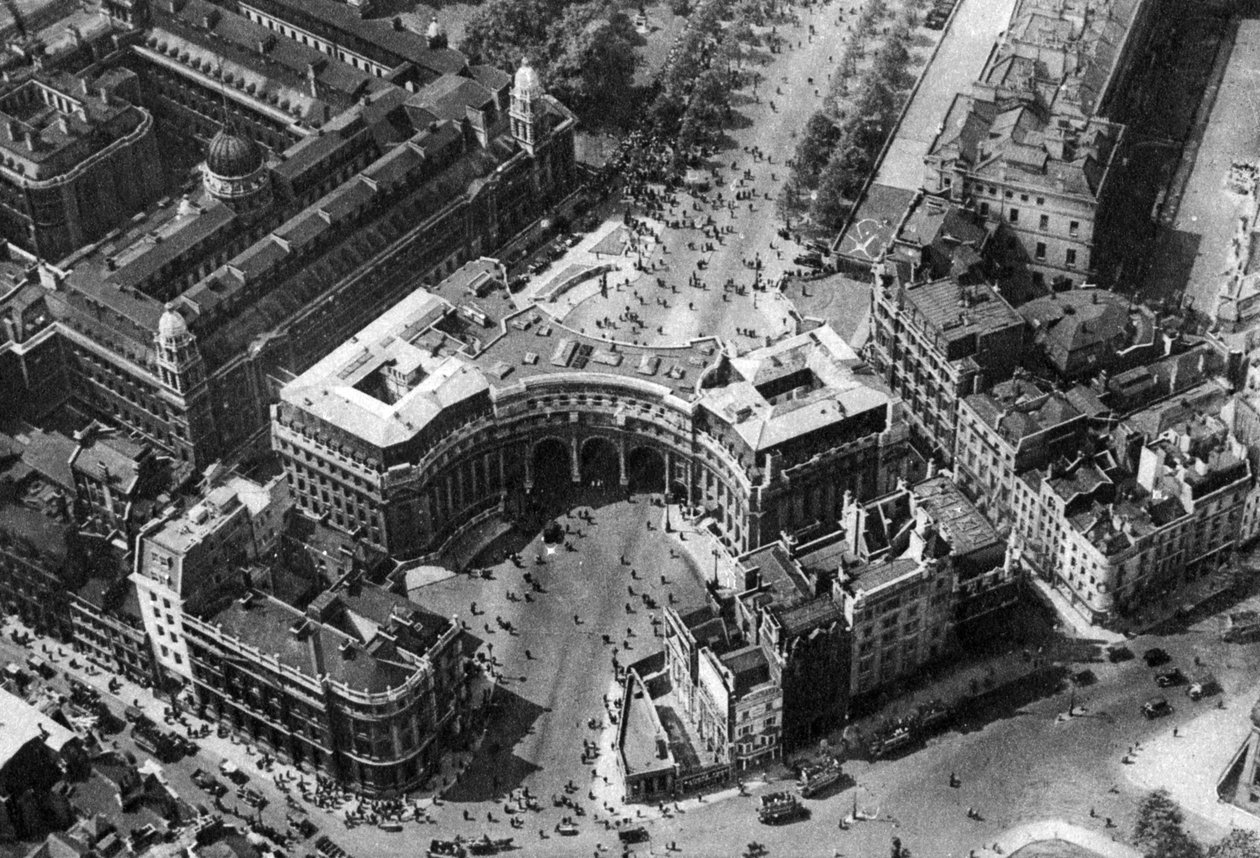 Multidões reunidas no The Mall para a tropa da cor, Londres, 1926-1927 de Unbekannt