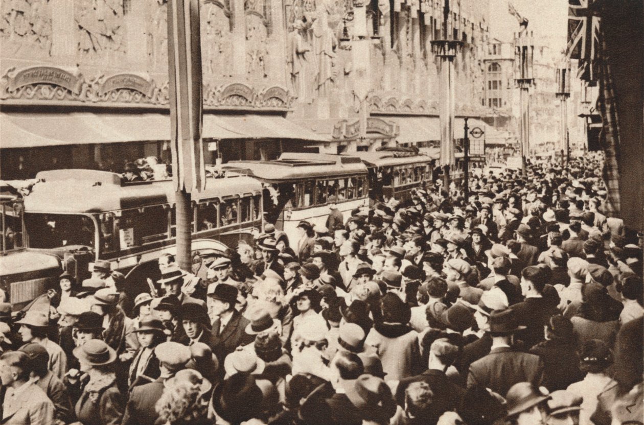 Multidões na Oxford Street durante o feriado bancário que se seguiu à coroação do rei George VI, 1937 de Unbekannt