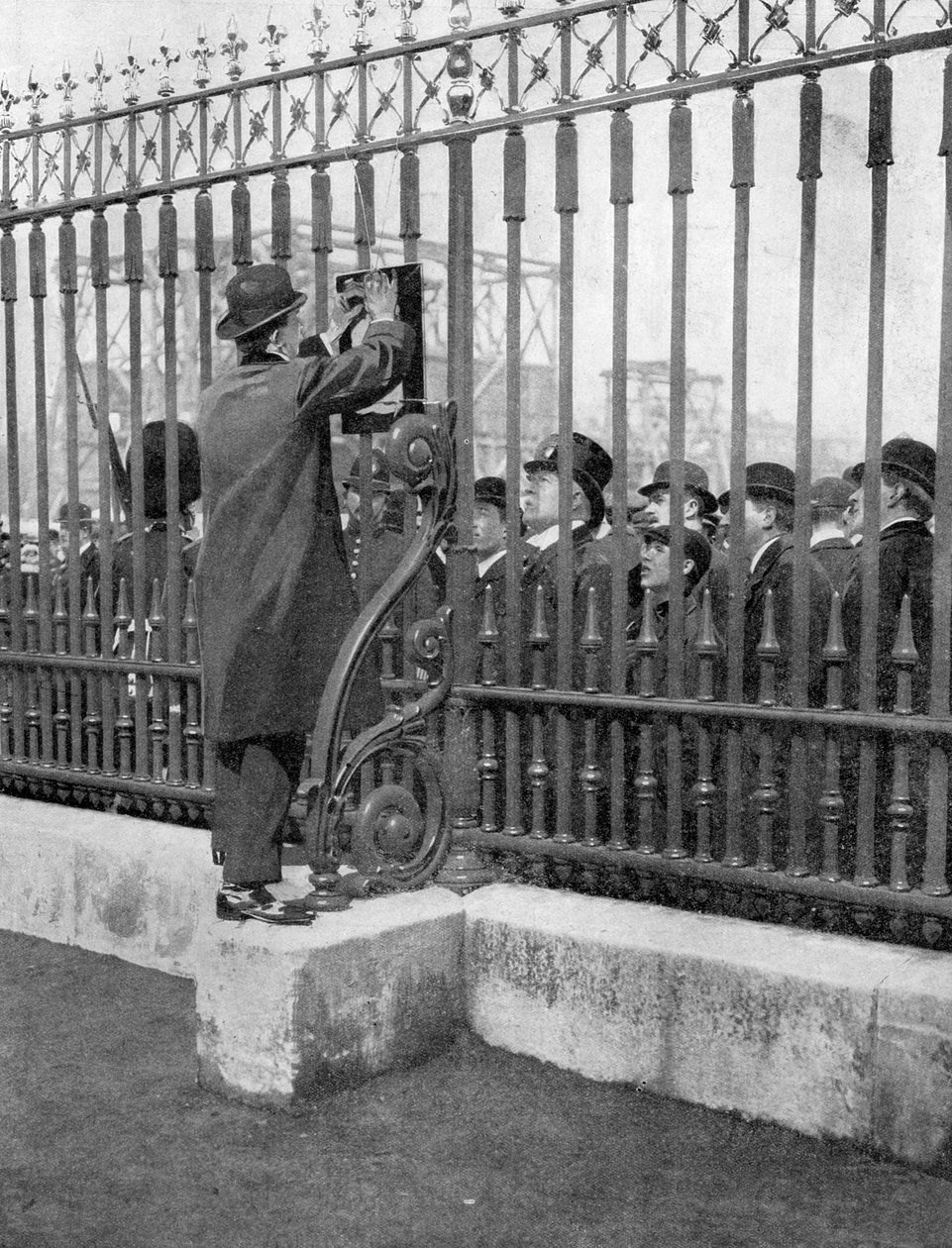 Multidões do lado de fora do Palácio de Buckingham, esperando notícias da doença do rei, 5 de maio de 1910 de Unbekannt