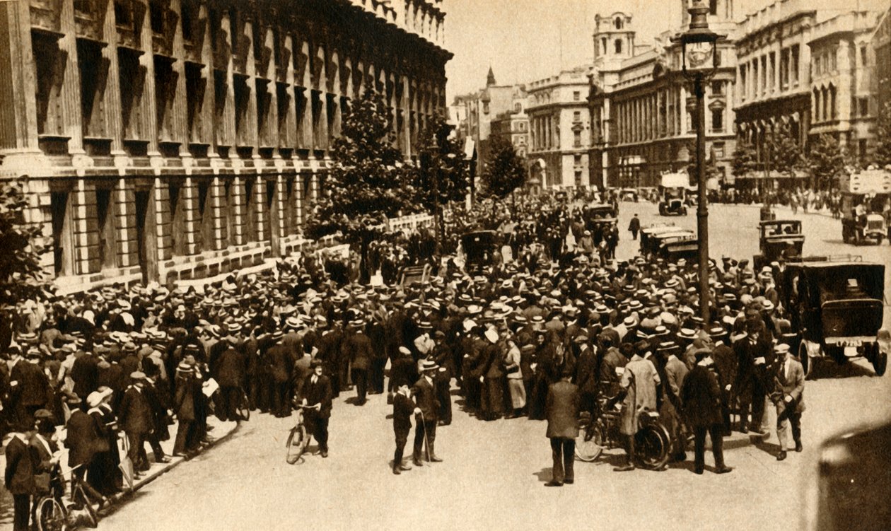 Multidões que esperam do lado de fora da Downing Street, em Londres, por notícias sobre ... guerra, julho de 1914, 1933. de Unbekannt