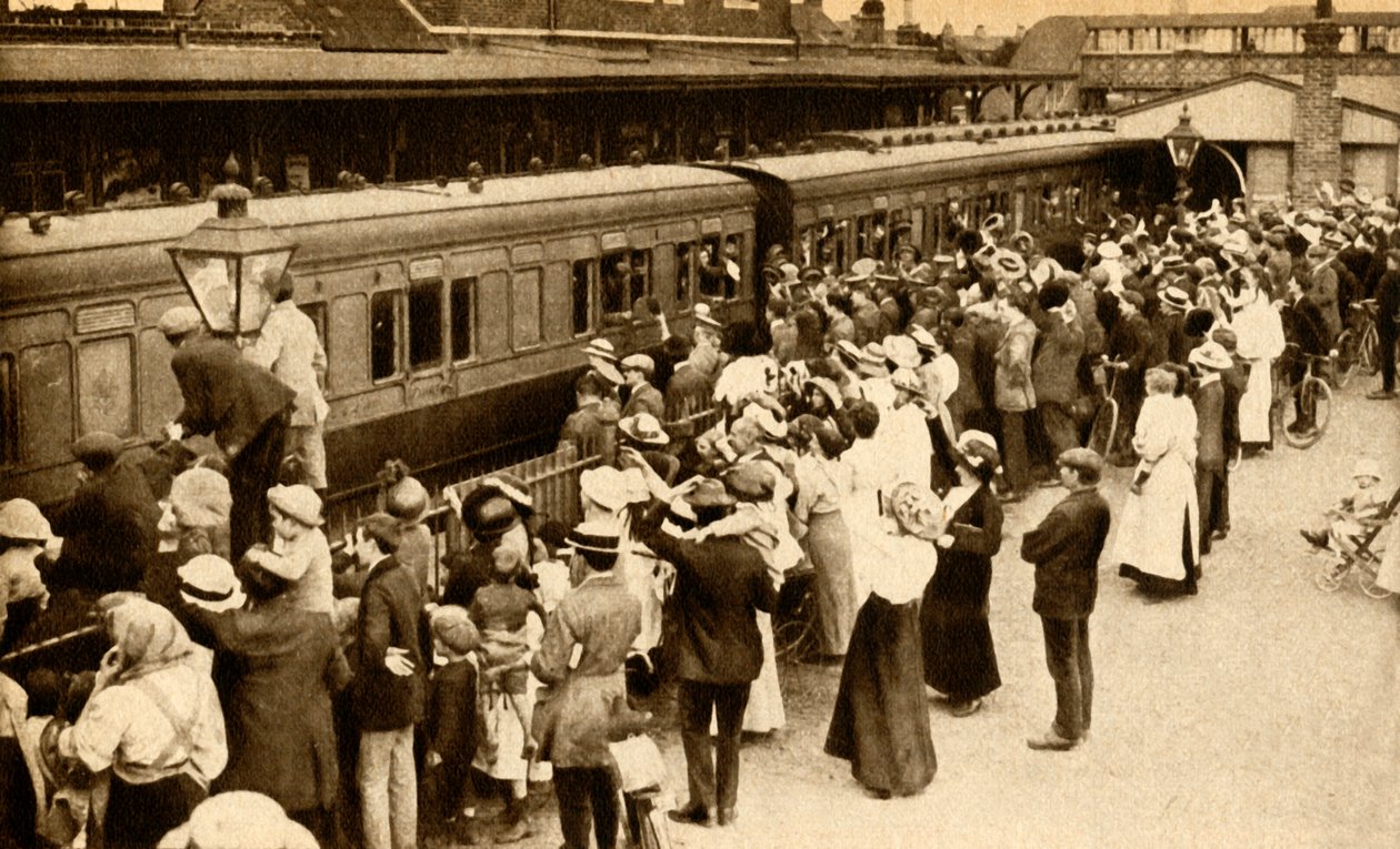 Multidões dispensando tropas que partem para lutar no Primeiro Mundo, Guerra, Grã-Bretanha, 1914, 1933. de Unbekannt