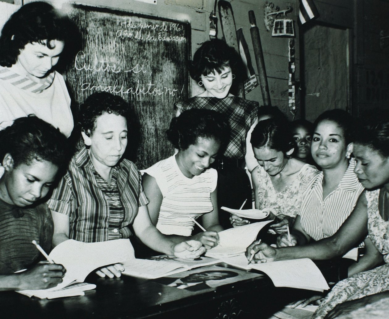 Revolução Cubana: mulheres participando dos programas educativos criados pela campanha de alfabetização de Fidel Castro no campo, início dos anos 60 (foto a p/b) de Unbekannt