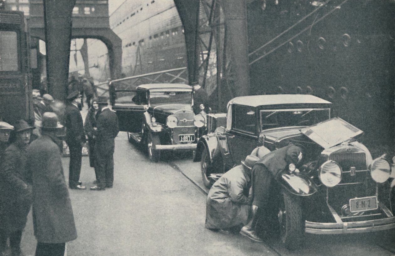 Oficiais da alfândega examinando automóveis em Southampton, 1937 de Unbekannt
