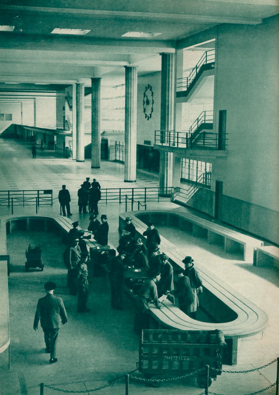Oficiais da alfândega que examinam a bagagem de passageiros no aeroporto de Le Bourget, Paris, 1937 de Unbekannt