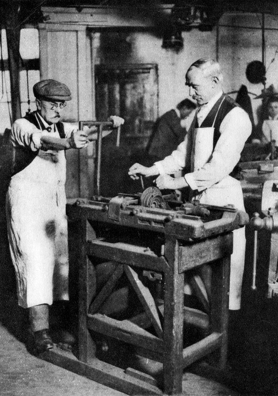 Cortando um cano de chave, Londres, 1926-1927 de Unbekannt