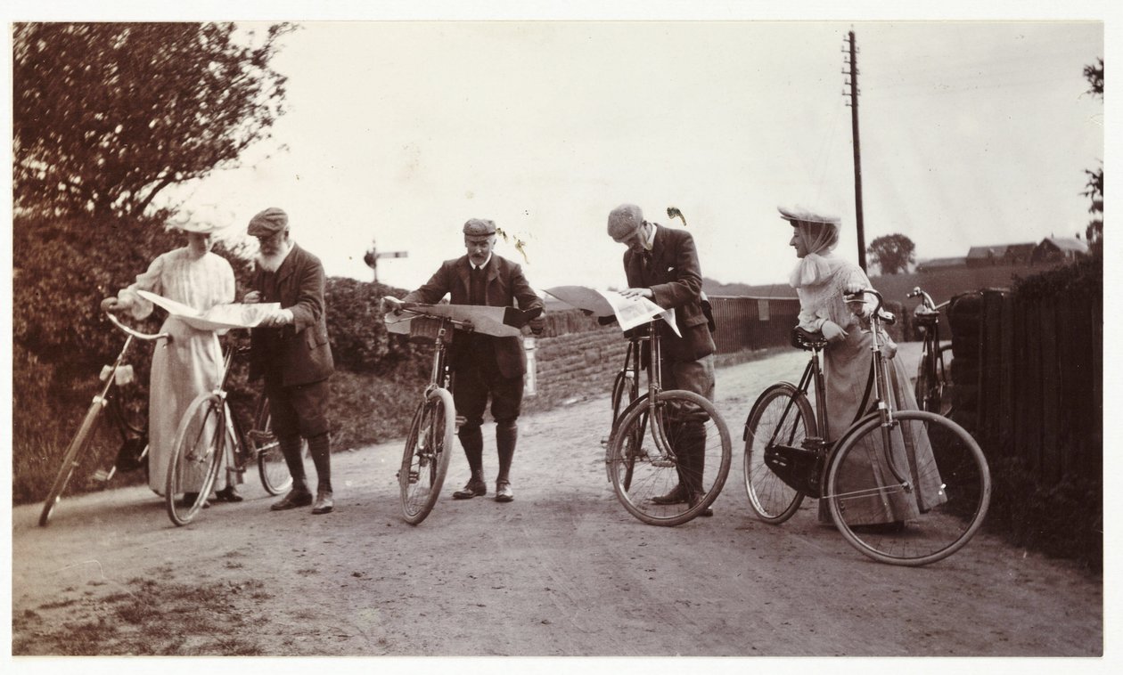 Ciclistas olhando para os mapas, c 1900 de Unbekannt