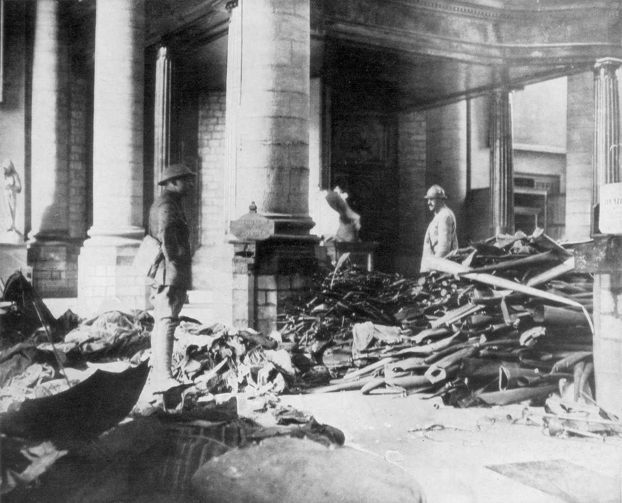 Danos ao interior da igreja de Douai, França, 1918 de Unbekannt