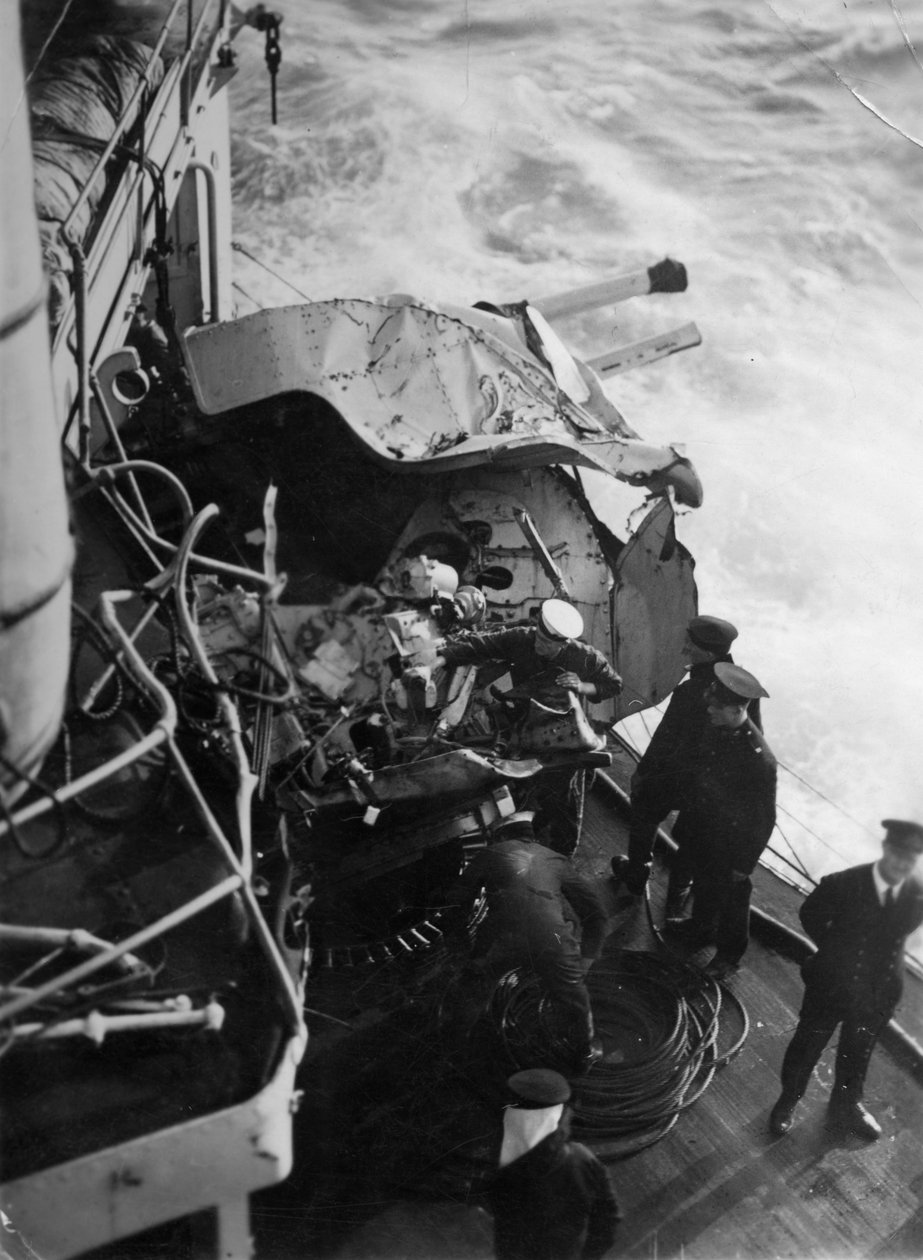 Arma antiaérea danificada no navio de guerra britânico HMS Malaya, na costa de Portugal, 1937 de Unbekannt