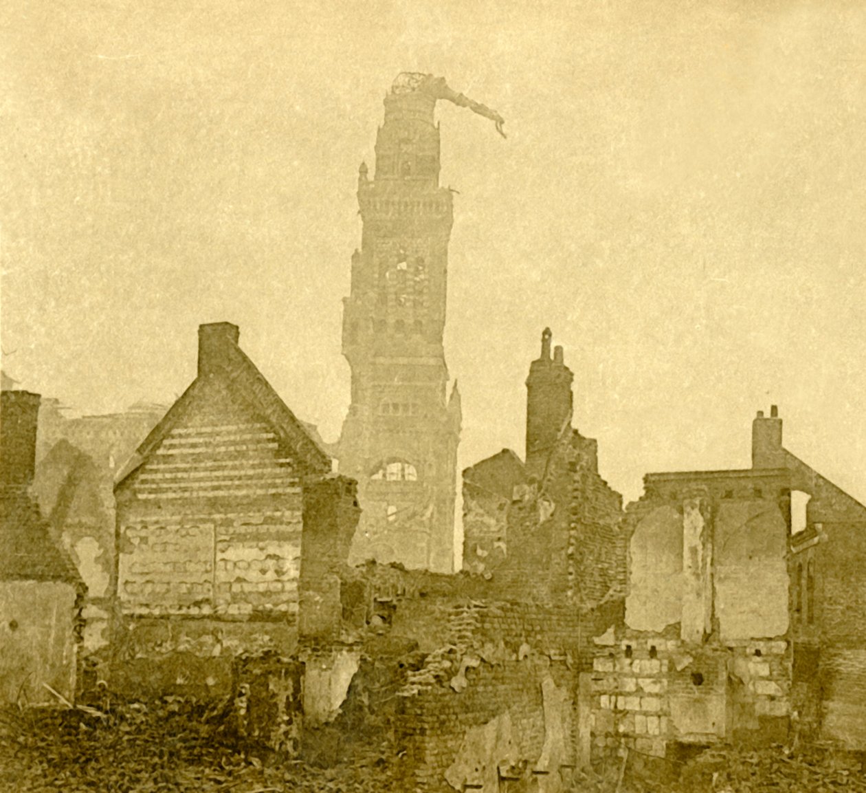 Pináculo danificado de Notre-Dame de Brebières, Albert, norte da França, c1915-c1918 de Unbekannt