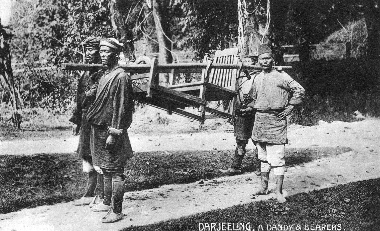 Dandy and Bearers, Darjeeling, Índia, início do século XX de Unbekannt