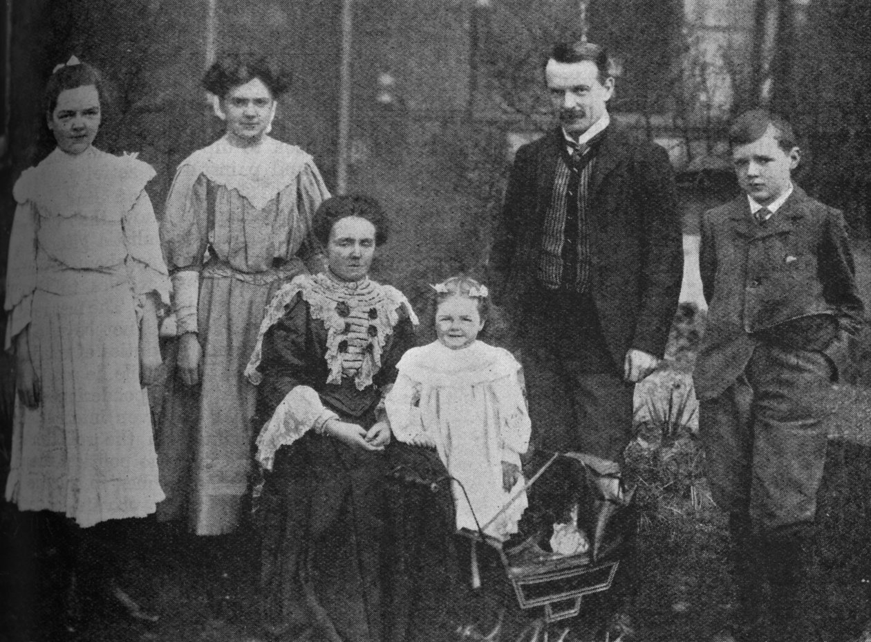 David Lloyd George - o grande estadista cercado por sua família, 1905, c1925 de Unbekannt
