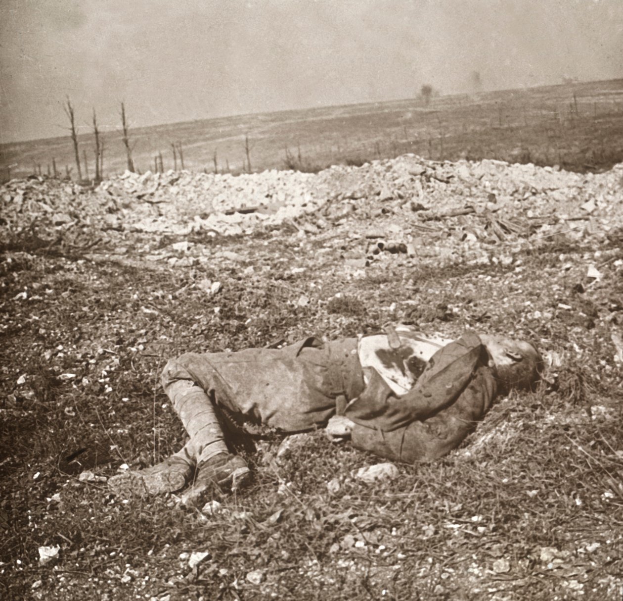 Soldado alemão morto, Verdun, norte da França, c1914-c1918. de Unbekannt