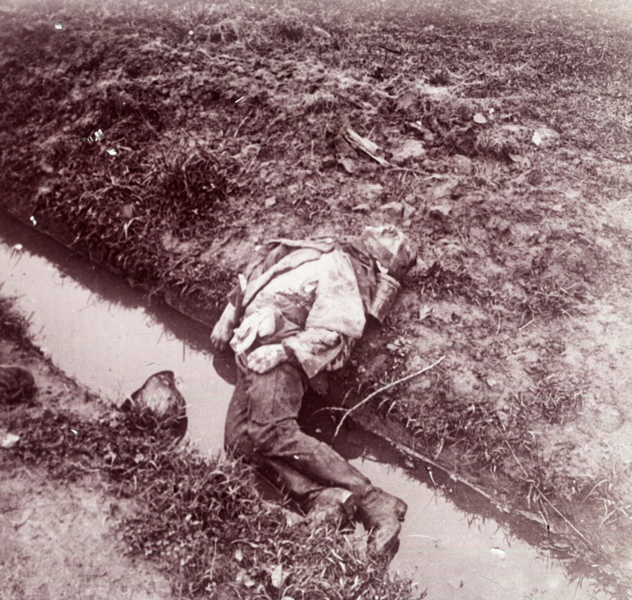 Soldado alemão morto, Ypres, Flandres, Bélgica, c1914-c1918 de Unbekannt