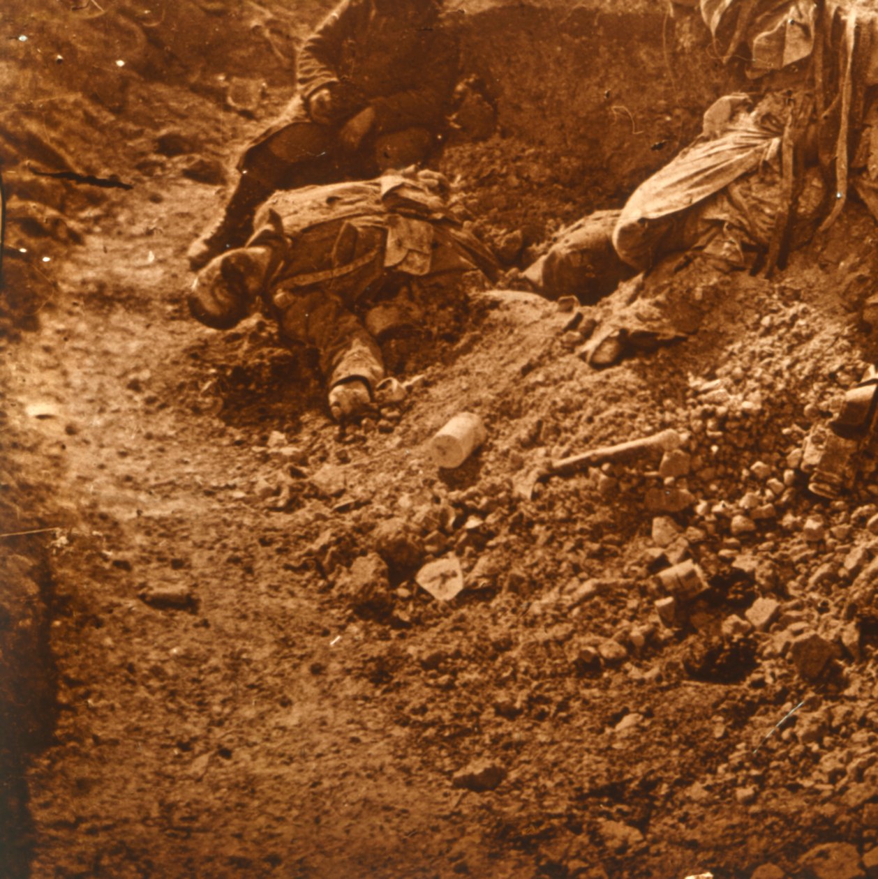 Corpo morto nas trincheiras, Perthes, norte da França, c1914-c1918 de Unbekannt