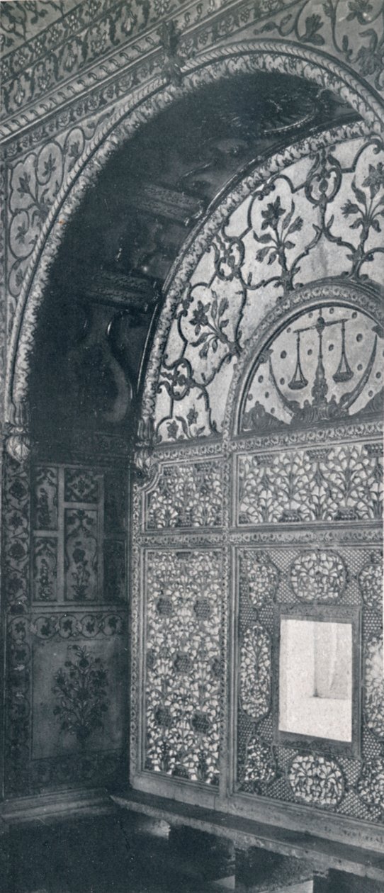 Délhi. A balança da justiça esculpiu a tela de mármore através da qual as petições foram recebidas., C1910. de Unbekannt