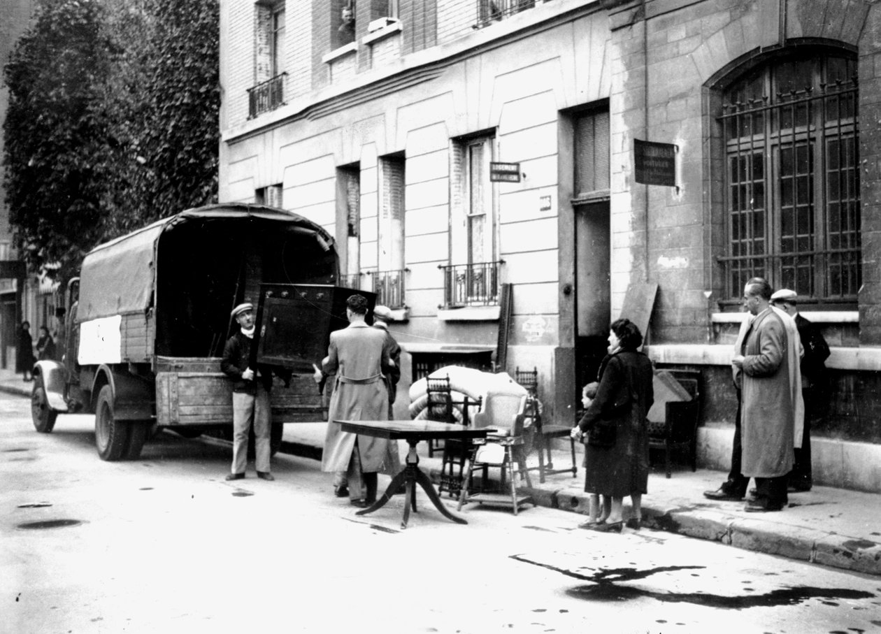 Entrega de móveis confiscados de judeus a vítimas de bombardeio da RAF, Paris, abril de 1942 de Unbekannt