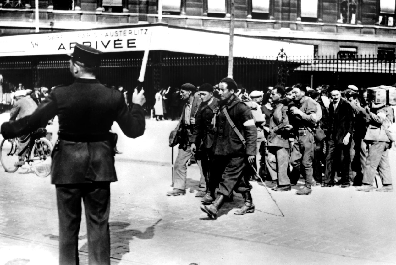 Soldados franceses desmobilizados que chegam à Gare d&39;Austerlitz, Paris, 1945 de Unbekannt
