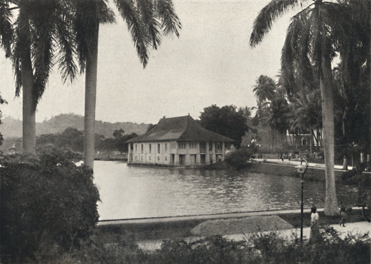 O lago de Kand com o prédio da biblioteca do Templo do Dente Sagrado, 1926 de Unbekannt