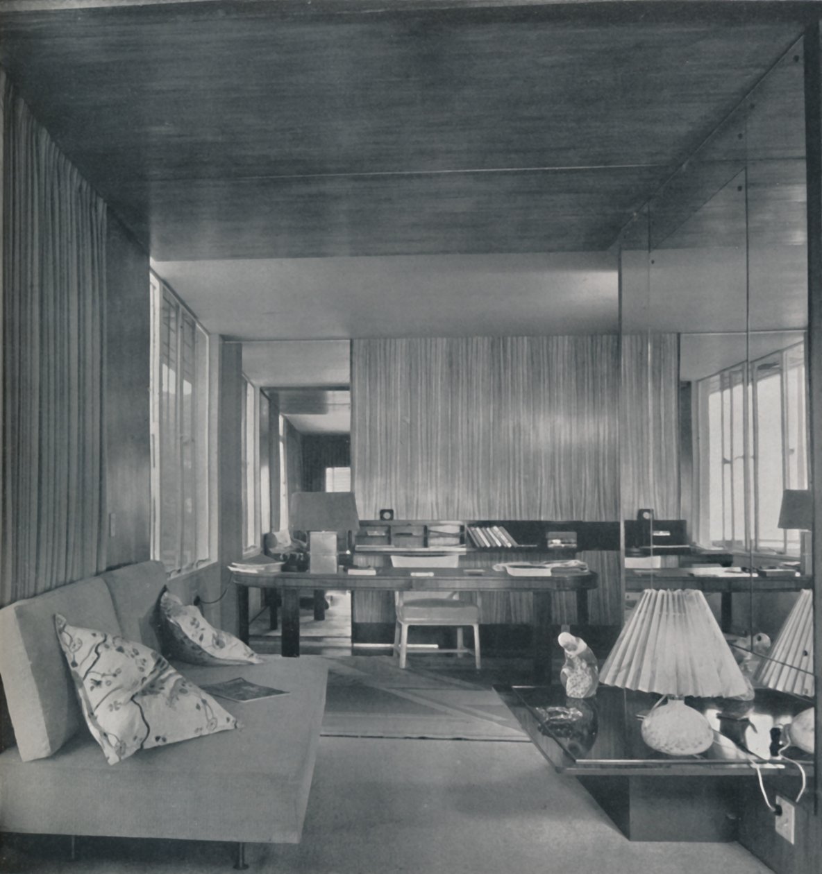 Mesa na sala de estar do quarto, 1942. de Unbekannt