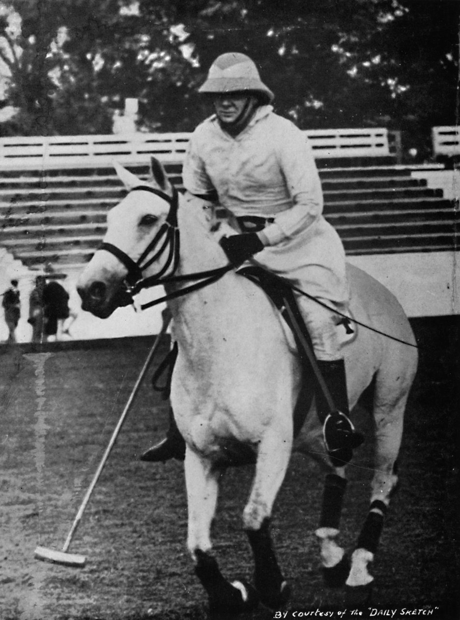 Apesar das pesadas responsabilidades, o jogo favorito de polo não podia ser negligenciado, c1930, 1945 de Unbekannt