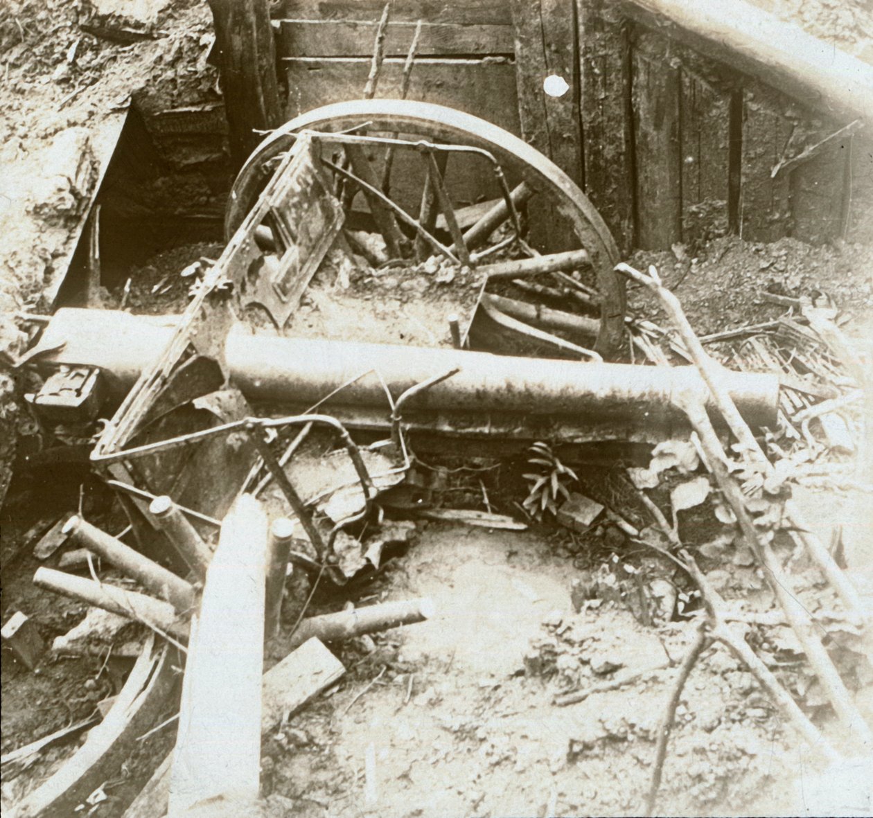 Destruída arma de campo 7.7, Yser, Bélgica, c1914-c1918 de Unbekannt