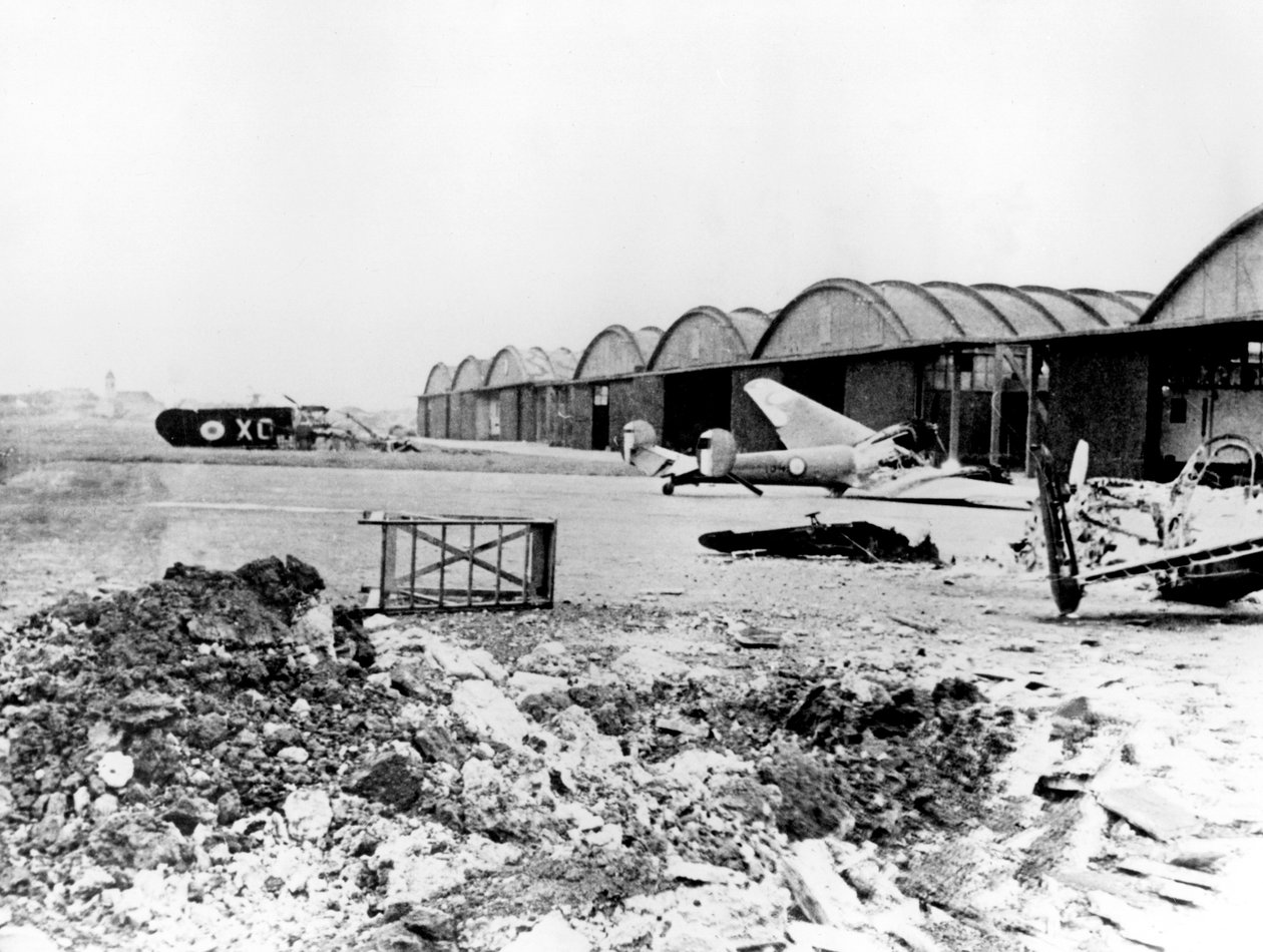 Aviões destruídos no aeródromo de Le Bourget, Paris ocupada pela Alemanha, julho de 1940 de Unbekannt