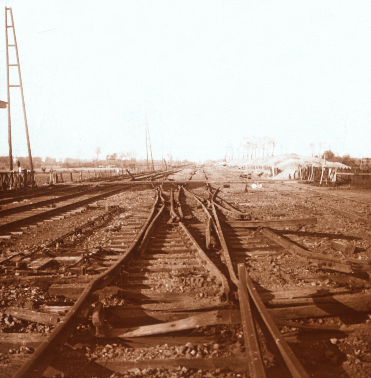 Trilhos de trem destruídos, Roeselare, Flandres, Bélgica, c1914-c1918 de Unbekannt