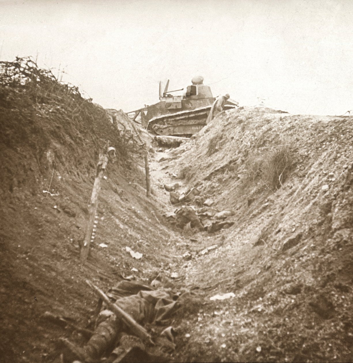 Tanque destruído e corpo morto, Auberives, França, c1914-c1918 de Unbekannt
