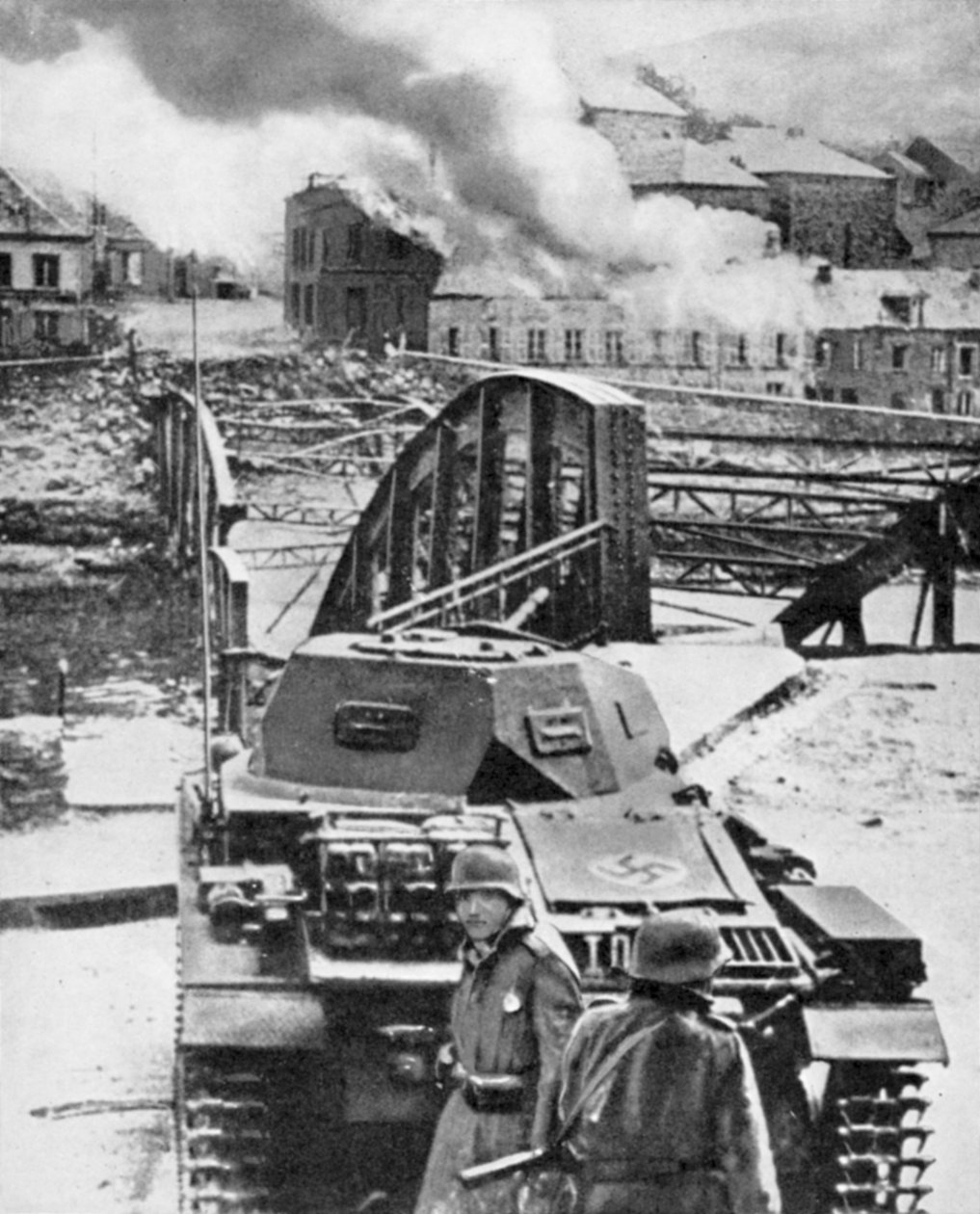 Destruição da ponte sobre o rio Meuse pelos belgas para impedir o avanço alemão, Segunda Guerra Mundial, 1940 de Unbekannt