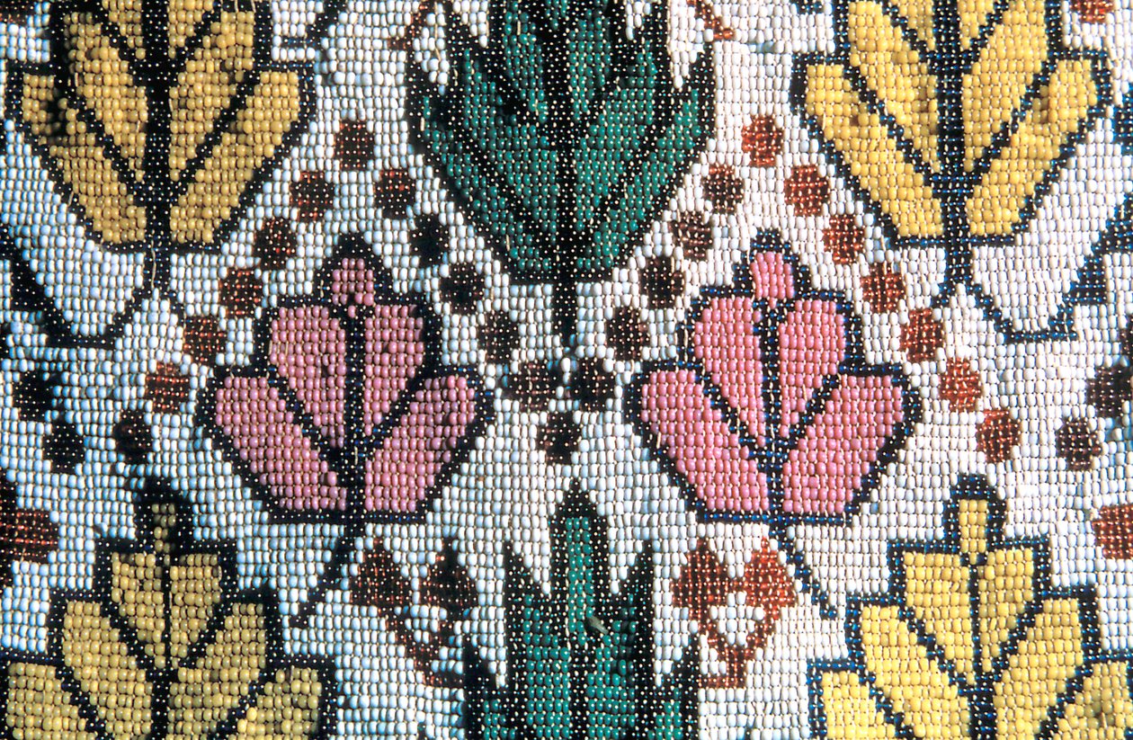 Detalhe de um saco de bandoleira exibindo beadwork tecido do século XIX, século XIX de Unbekannt