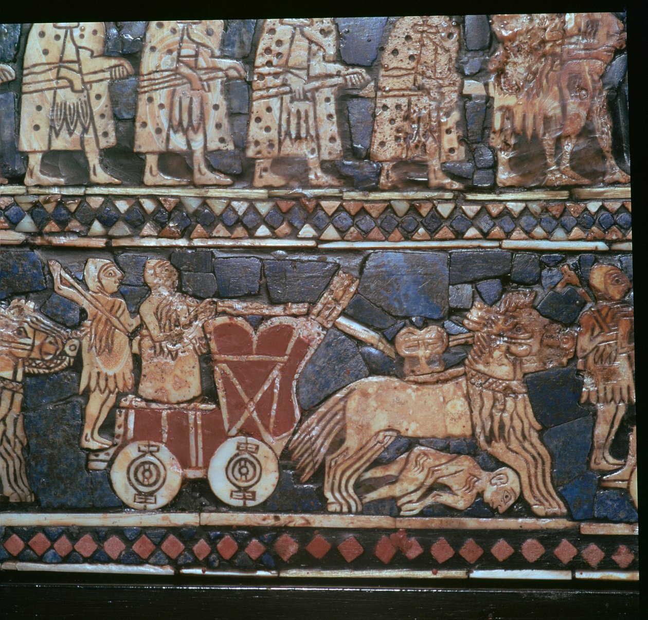 Detalhe do Padrão de Ur, mostrando uma carruagem de guerra suméria, sul do Iraque, cerca de 2600-2400 aC de Unbekannt