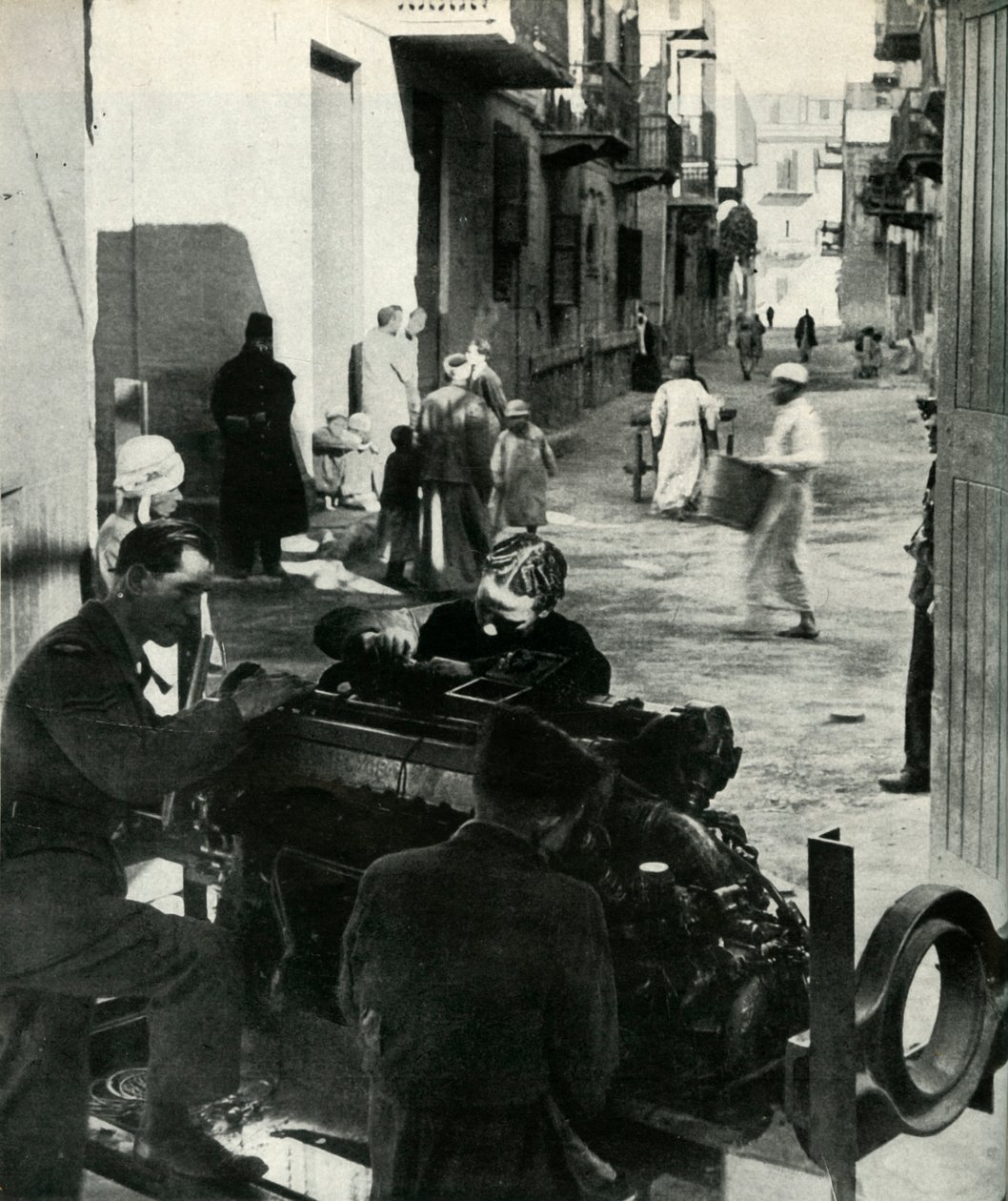 Dispersa nas ruas secundárias do Cairo, existe uma pequena indústria ... c1942-1943, 1945. de Unbekannt