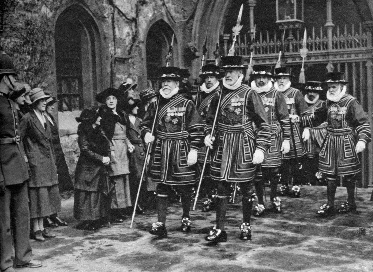 Distribuição do dinheiro Maundy por Yeomen Warders, Torre de Londres, 1926-1927 de Unbekannt