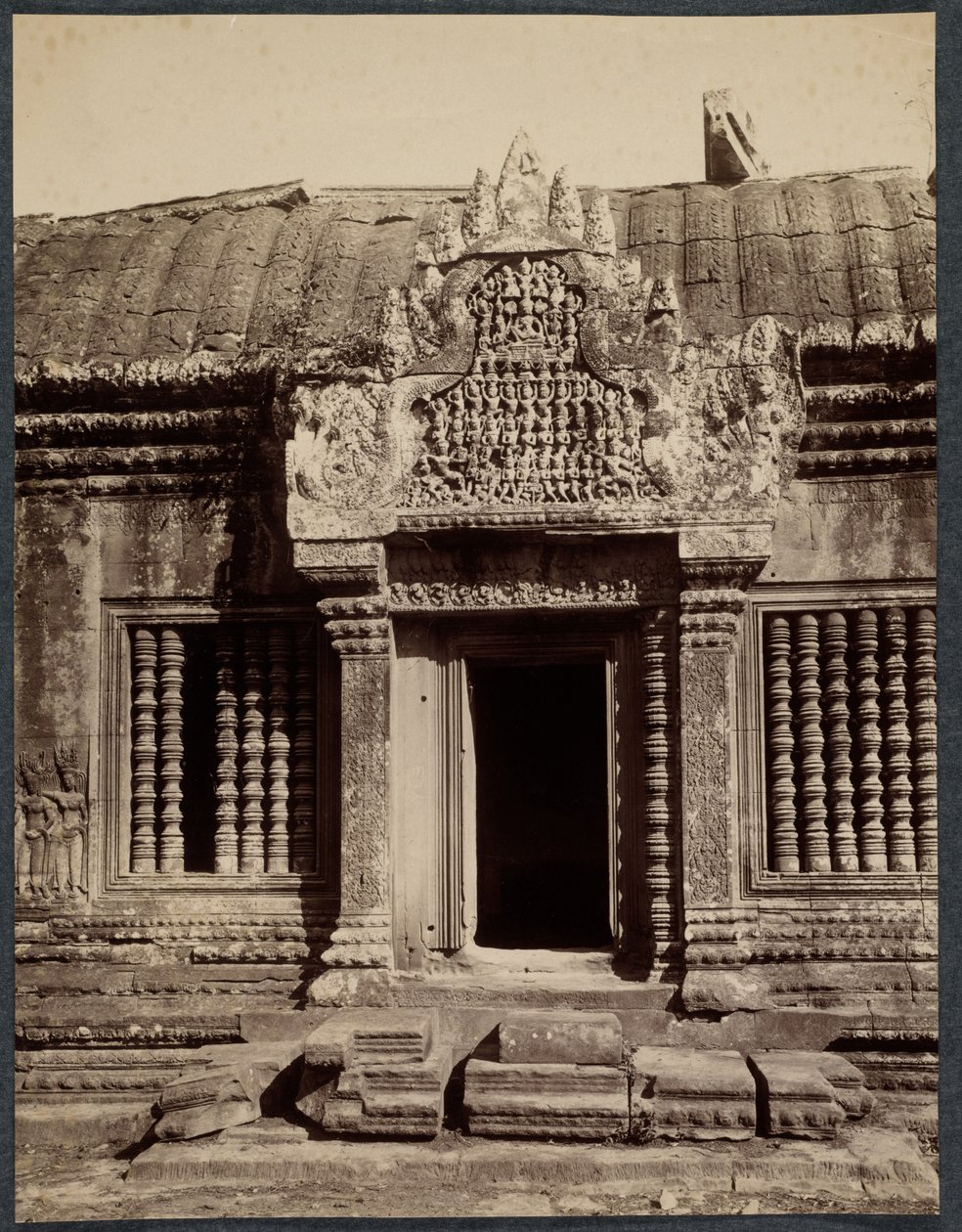 Entrada através de um compartimento interno, Angkor Wat, Camboja, c. 1880 de Unbekannt