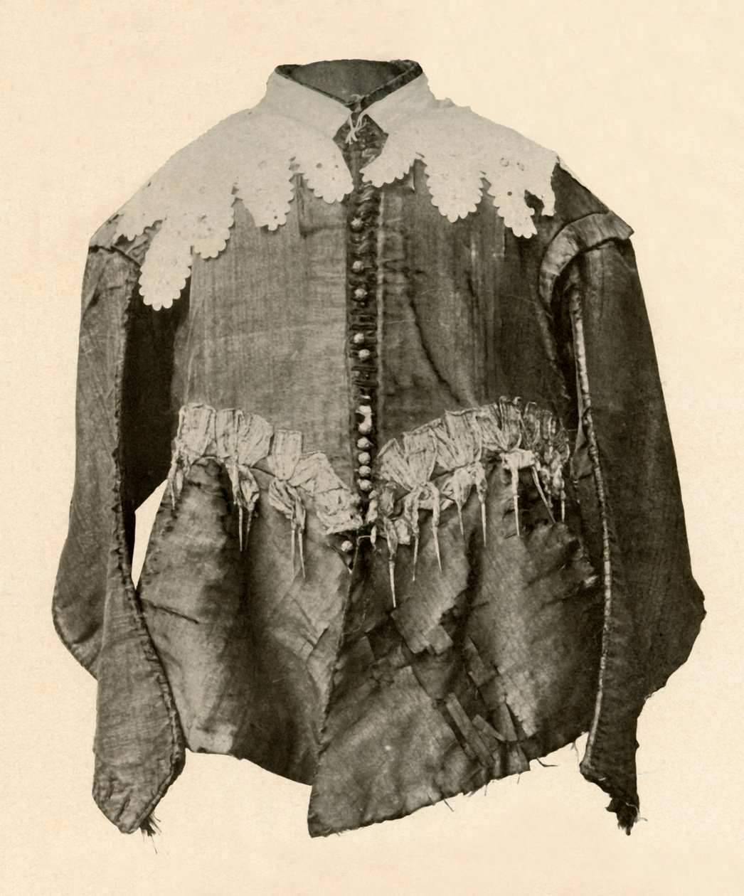 Gibão de seda preta enfeitada com pontas de galão com miçangas prateadas, século XVII, 1937. de Unbekannt