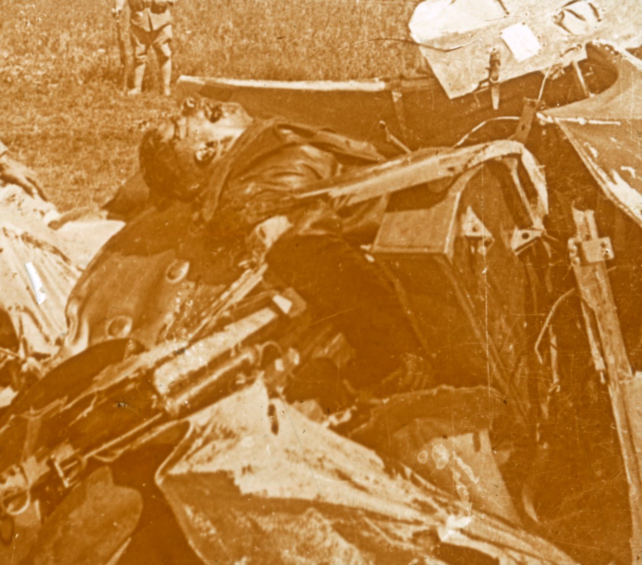 Avião alemão abatido com piloto, c1914-c1918 de Unbekannt