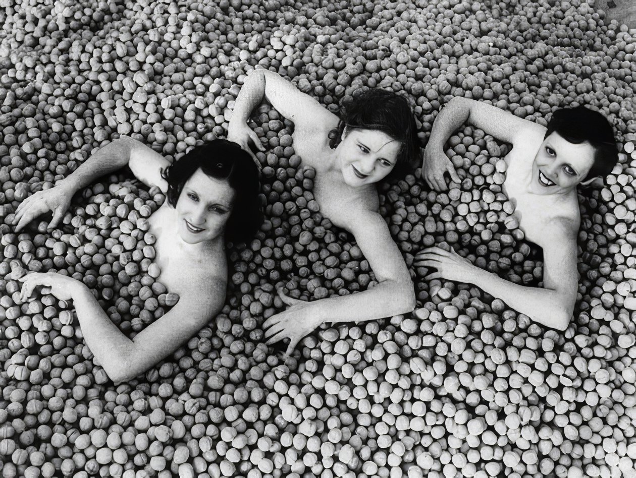 Três jovens mulheres tomam banho em um mar de nozes. America. 1932 de Unbekannt