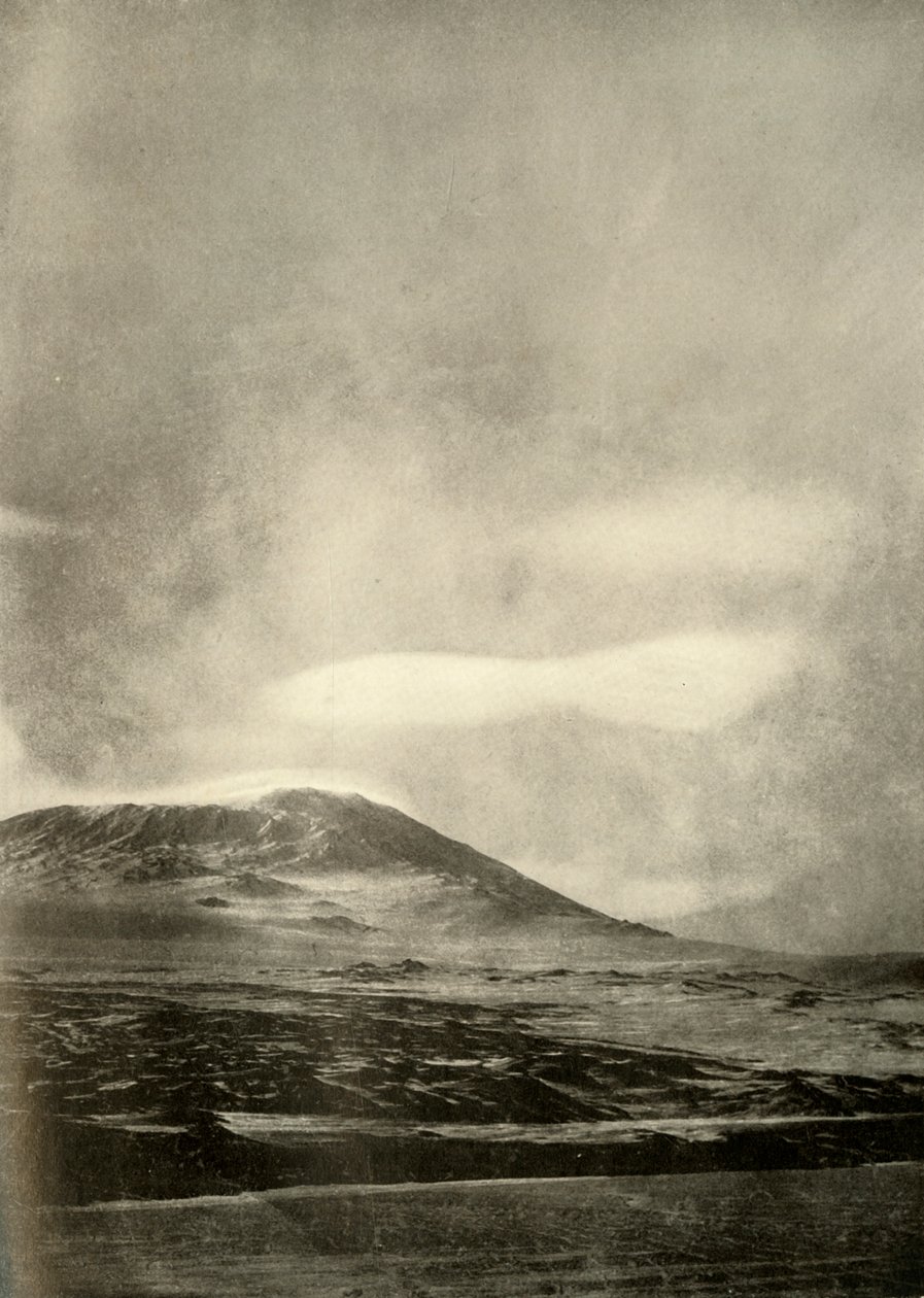 Nuvem de Dumb-Bell acima de Erebus, c1908, 1909. de Unbekannt