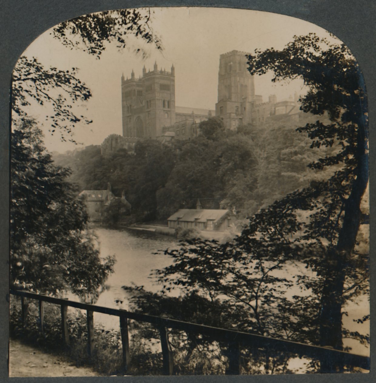 Catedral de Durham - vista através do rio, Inglaterra, c1910. de Unbekannt